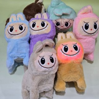 Labubu camina con luz y música Labubu camina con luz y música